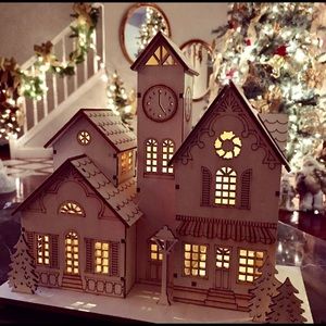 Stunning Hallmark wooden lighted Christmas mansion